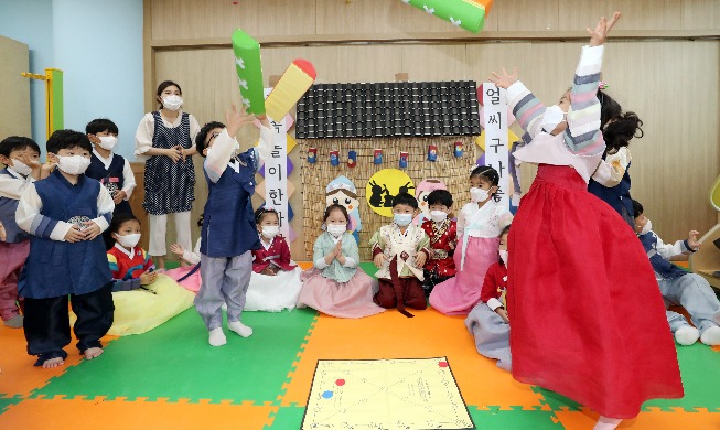 Image du jour : des enfants vêtus de hanbok jouent aux jeux traditionnels