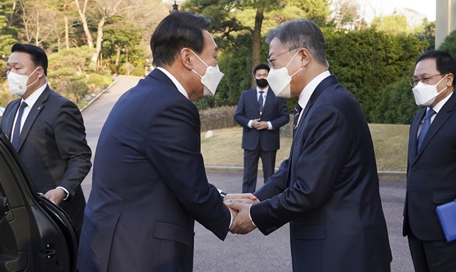 La première réunion entre le président Moon et le président élu Yoon à Cheong Wa Dae