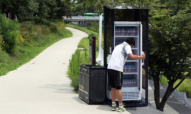 Image du jour : Un réfrigérateur dans un parc local offre de l'eau gratuite