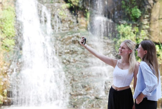 Selfie cascade