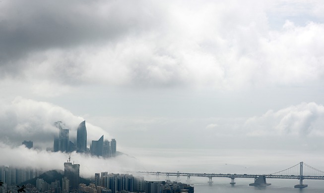 Un brouillard marin recouvre la célèbre plage de Busan