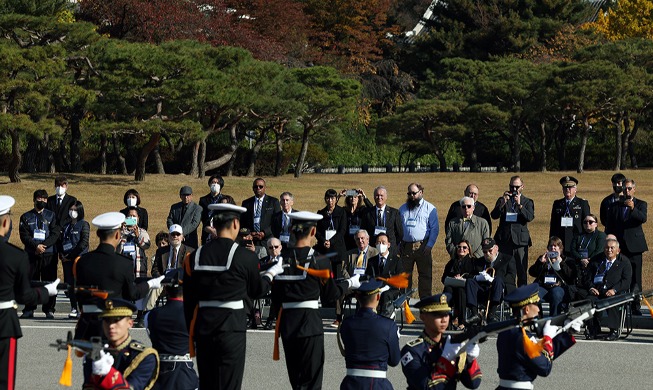 Des vétérans du Commandement des Nations Unies assistent au spectacle de la garde d'honneur