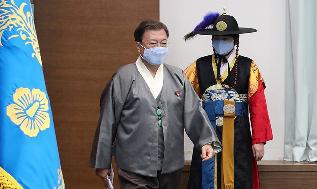 Image du jour : le président Moon porte un hanbok lors d'une réunion du cabinet