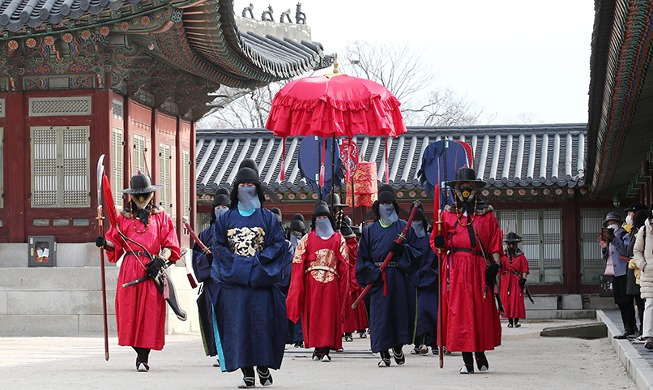 Image du jour : le roi et les gardes royaux se promènent au palais de Gyeongbokgung