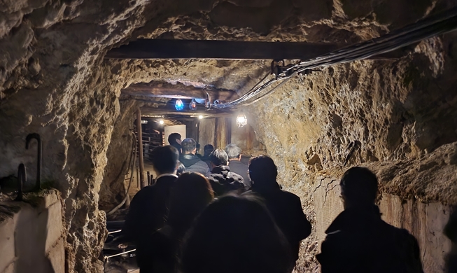 Le gouvernement organise une cérémonie pour les victimes coréennes du travail forcé dans les mines de Sado, au Japon