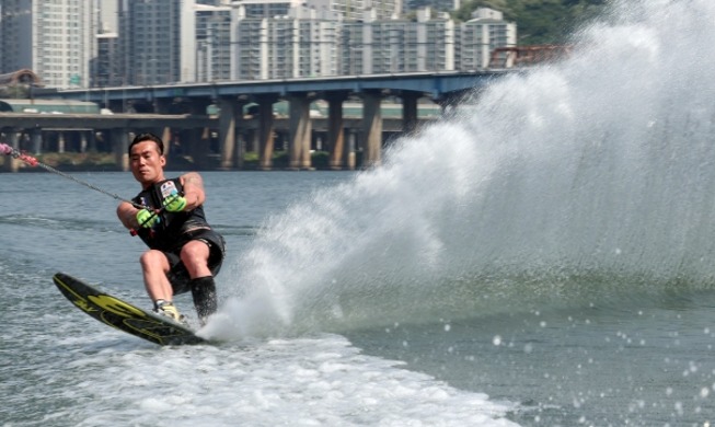 Ski nautique sur la rivière Han