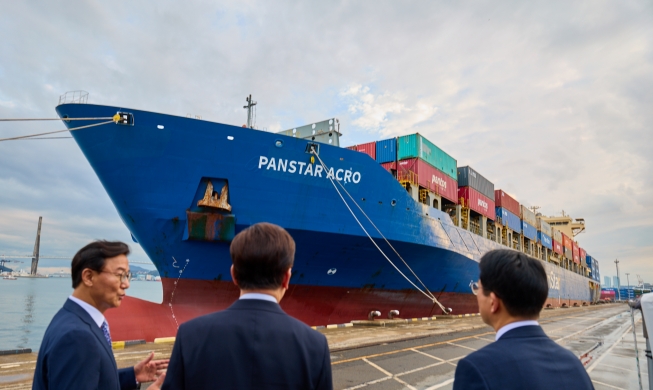 Le porte-conteneurs Panstar Acro de retour à Busan après avoir voyagé vers l'Europe via l'Arctique