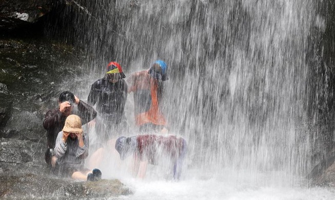 Sous la cascade