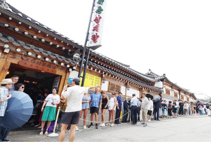 Foule devant un restaurant de samgyetang