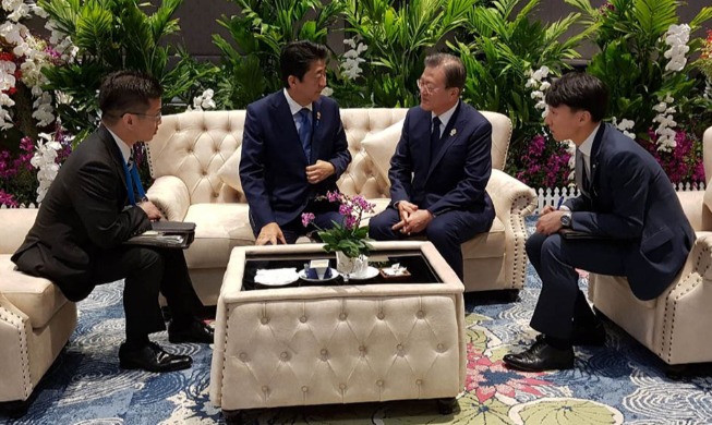 Le président Moon rencontre le Premier ministre japonais à Bangkok