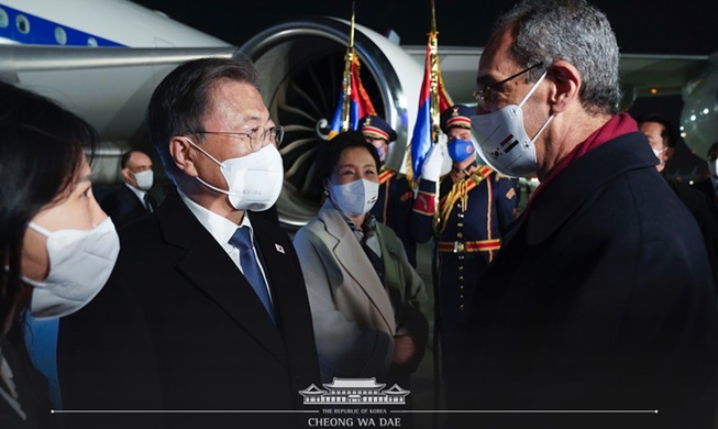 Le président Moon arrive au Caire pour un sommet avec son homologue égyptien