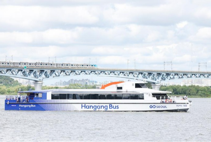 Premier départ pour le Hangang Bus