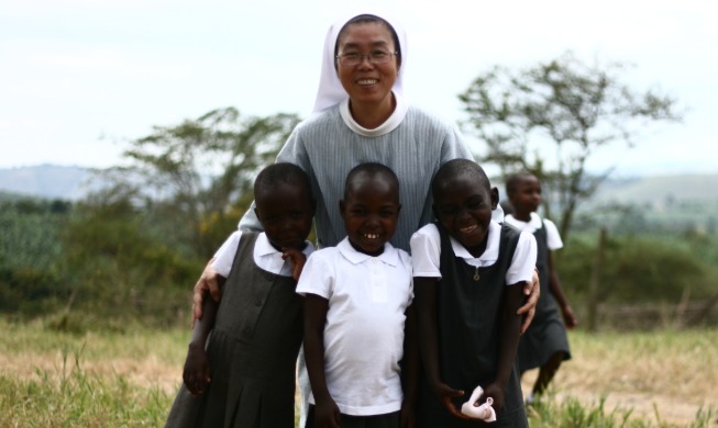 Les 17 ans de mission humanitaire de Sœur Hwang Kyung Soon en Ouganda