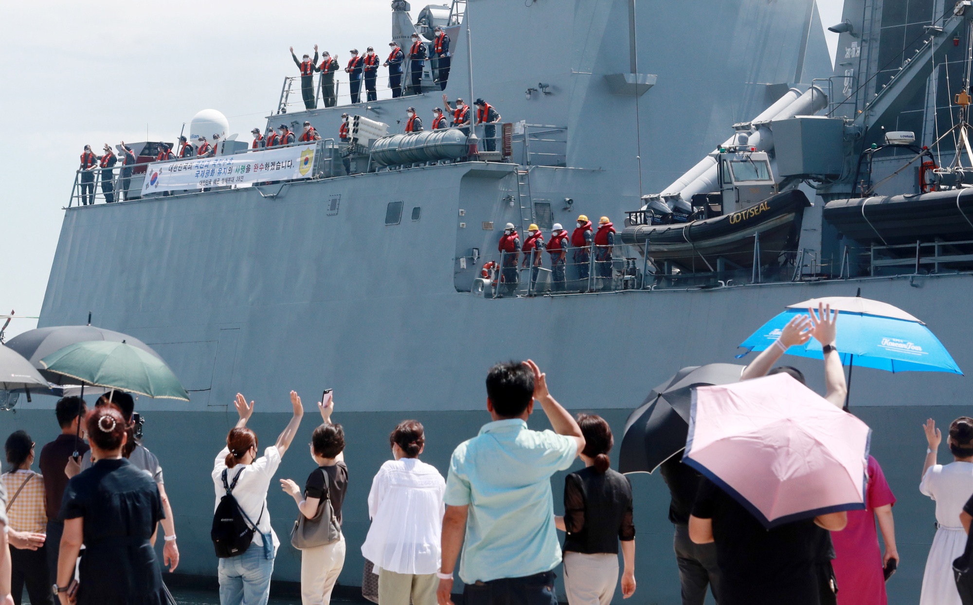 Le contingent de l'unité Cheonghae part en mission sur un destroyer