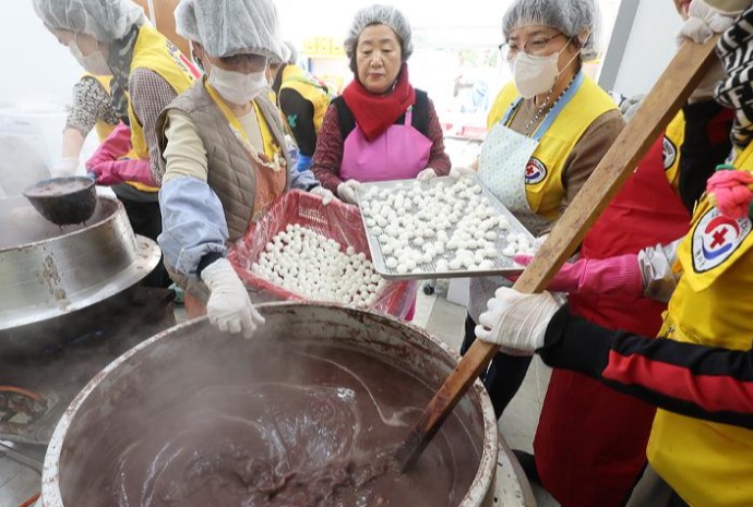 Préparation de la soupe aux haricots rouges