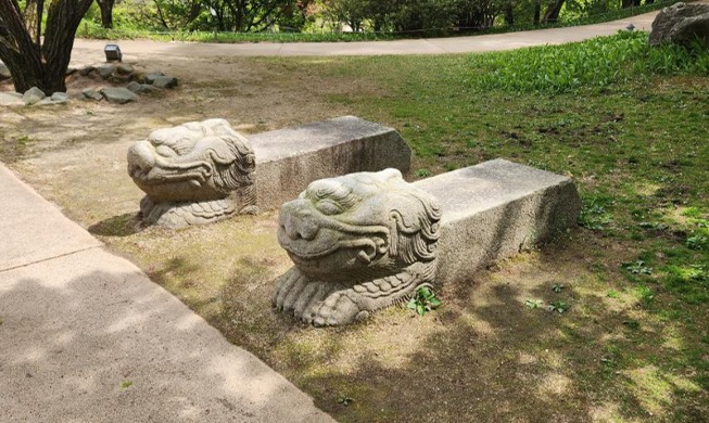 La famille de l’ancien président de Samsung, Lee Kun-hee, fait don de deux statues ayant décoré l’entrée principale du palais Gyeongbok