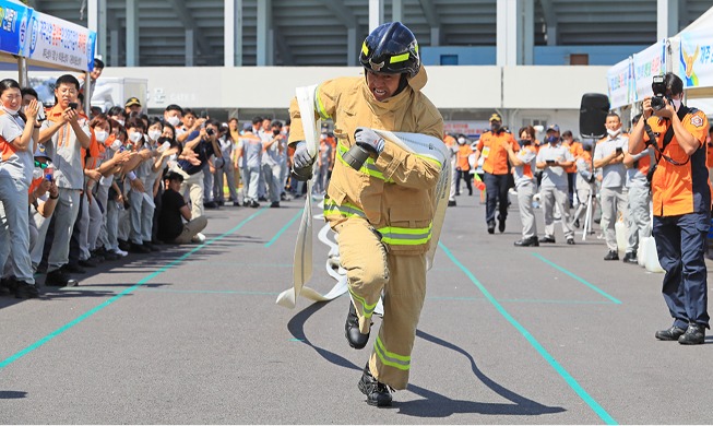 Concours de compétences pour les pompiers volontaires sur l'île de Jeju