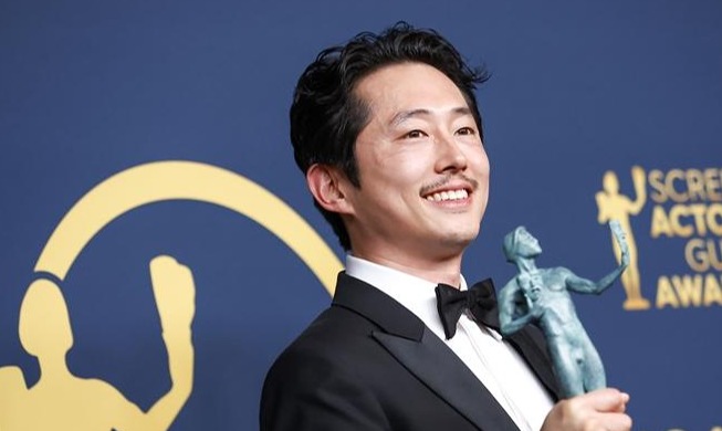 Steven Yeun remporte le prix du meilleur acteur dans une mini-série ou un téléfilm aux SAG Awards 2024