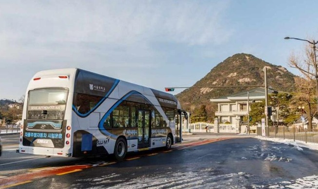 La ville de Séoul met en circulation deux navettes électriques à conduite autonome près de Cheong Wa Dae