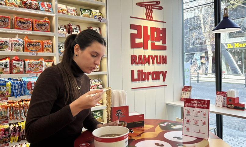 À Hongdae, voyage au paradis des nouilles instantanées coréennes : la bibliothèque à ramyeon