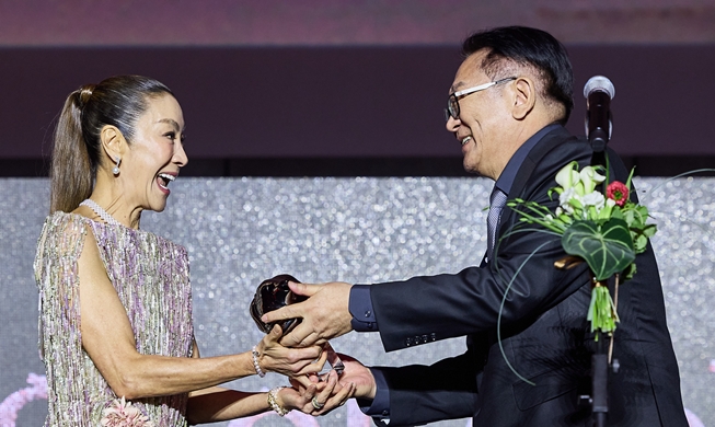 À Busan, Michelle Yeoh rend hommage au cinéma coréen et à la culture asiatique