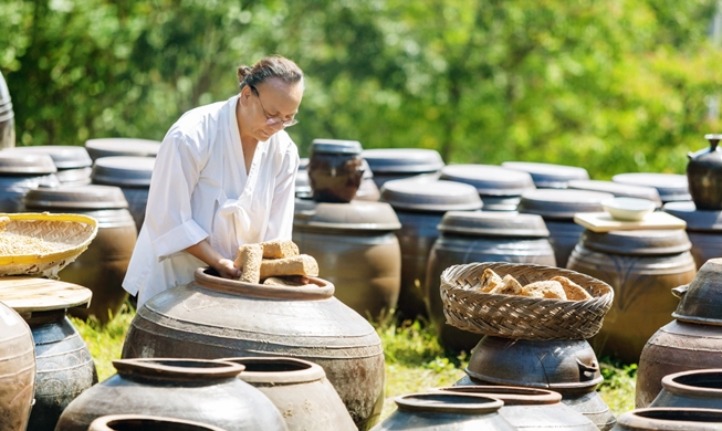 Un maître de jang explique la sauce fermentée inscrite à l’UNESCO