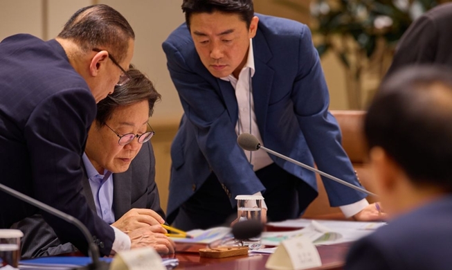 Lee Jae Myung appelle à rétablir les liens intercoréens lors d'un 1er Conseil de sécurité nationale
