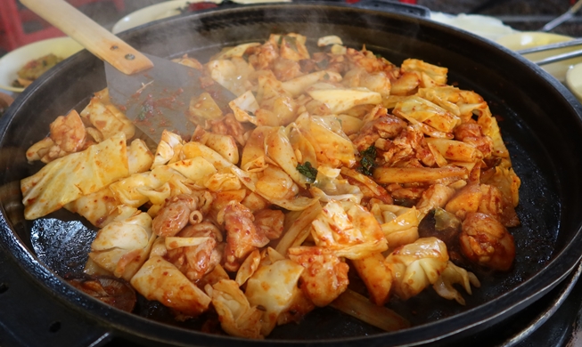 Dakgalbi et makguksu, stars de Chuncheon et de la région du Gangwon