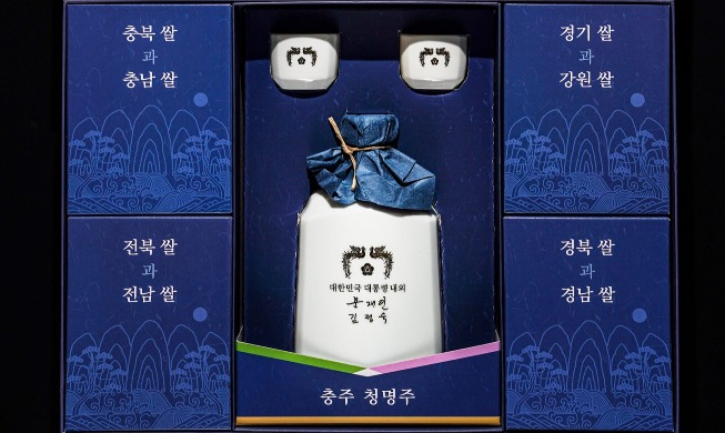 Le président Moon et la Première dame envoient de l'alcool et du riz pour Chuseok