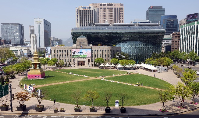 Ouverture d'une bibliothèque en plein air à Seoul Plaza pour marquer la Journée mondiale du livre