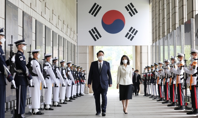 Le président Yoon et la Première dame visitent les monuments aux soldats tombés au combat