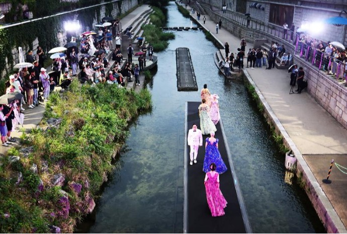 Seoul Cheonggye Live Fashion Show
