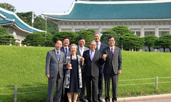 L’entourage familial des anciens présidents réuni autour de l’exposition spéciale de Cheong Wa Dae