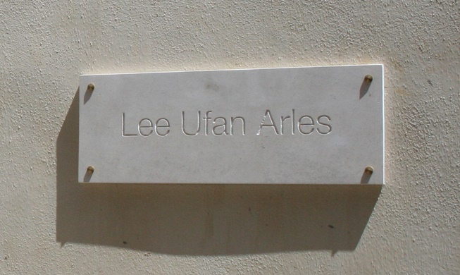 Une Fondation Lee Ufan vient d’ouvrir à ARLES : des liens encore renforcés entre la France et l’artiste Coréen de renommée internationale !