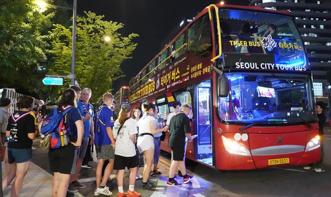 À bord de bus panoramiques, Séoul fait découvrir ses paysages nocturnes à un groupe de scouts britanniques