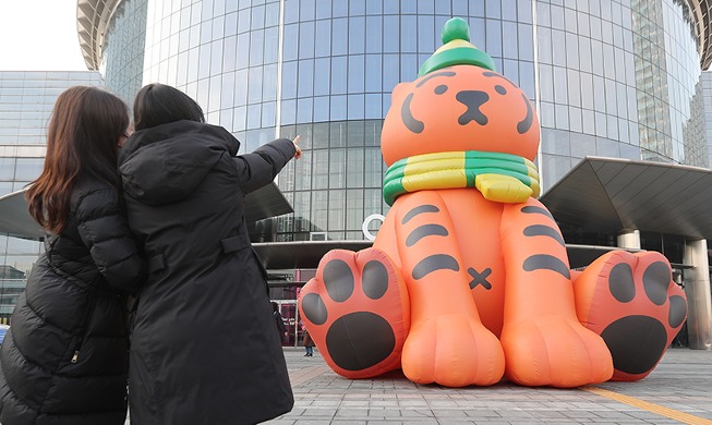 Un tigre gonflable géant au COEX de Séoul