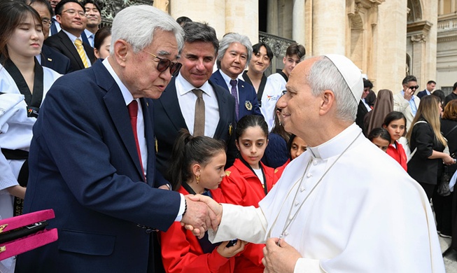Le pape Léon XIV reçoit une ceinture noire de 10e dan de taekwondo