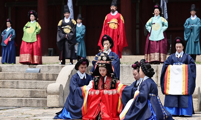 La princesse héritière salue le sanctuaire Jongmyo après le mariage