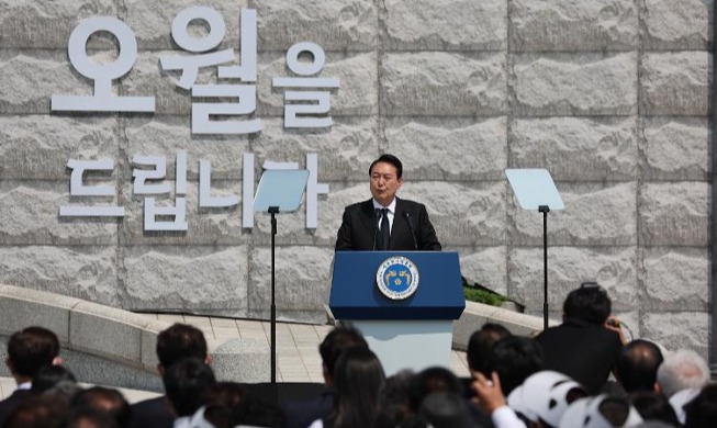Le président Yoon souligne les valeurs du soulèvement démocratique de 1980 à Gwangju