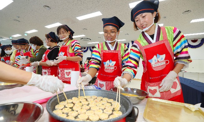 Image du jour : des femmes migrantes préparent la nourriture pour Chuseok