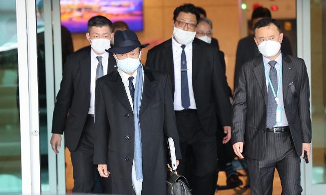 Le président Yoon reçoit l'ancien Premier ministre japonais Taro Aso
