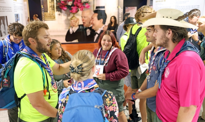 Un groupe de scouts américains visite le musée national de l'histoire contemporaine coréenne