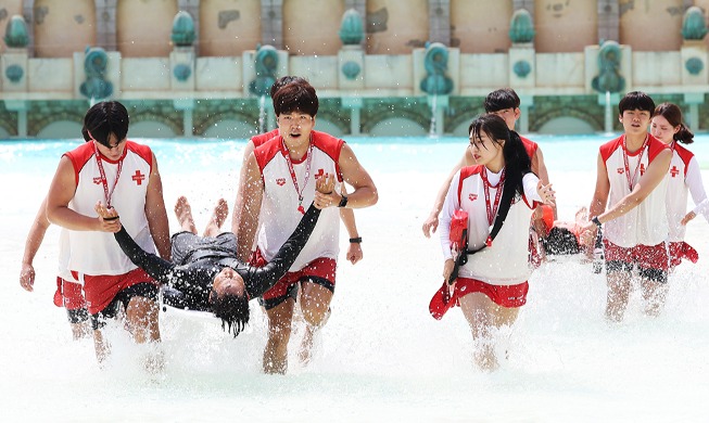 Formation de sauveteurs dans un parc aquatique