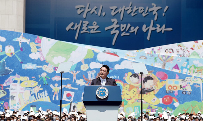 Le président Yoon Suk Yeol entre en fonction
