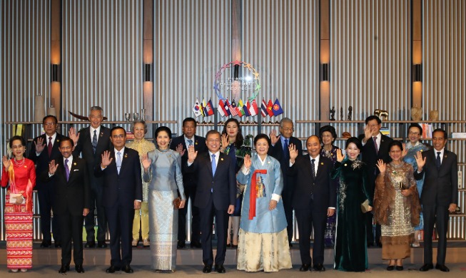 Sommet ASEAN-Corée : le président Moon reçoit des dirigeants des Etats membres de l'ASEAN pour le dîner d’accueil