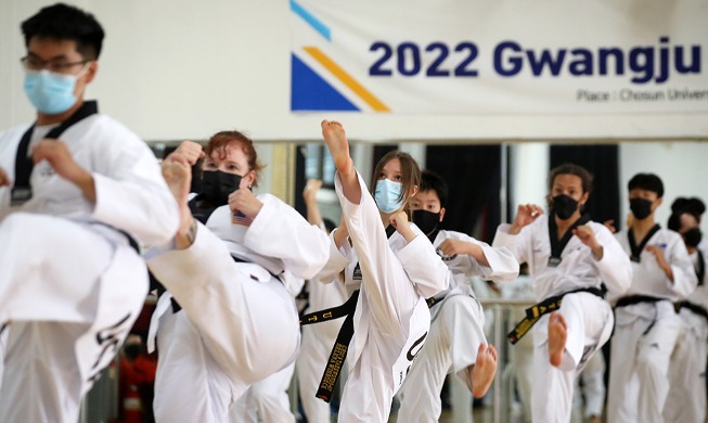 Des pratiquants internationaux de taekwondo s'entraînent à Gwangju