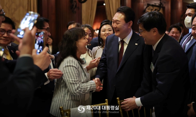 En images : la visite du président Yoon au Royaume-Uni, aux États...