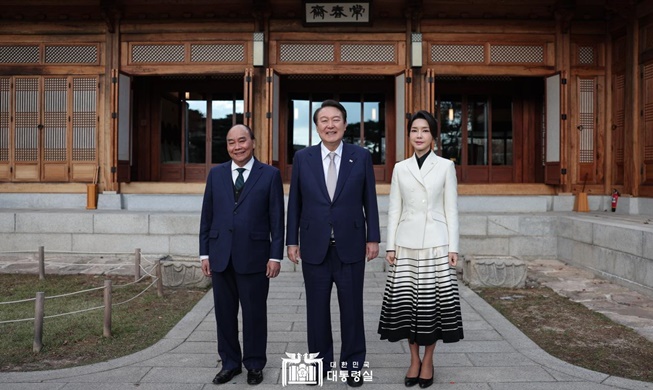 Conversation amicale entre le couple présidentiel et le dirigeant vietnamien