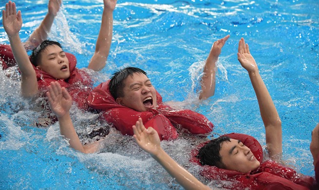 Image du jour : Exercice de natation de combat pour combattre la chaleur étouffante