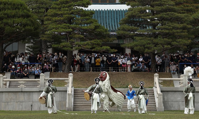 Un masque de lion apparaît à Cheong Wa Dae